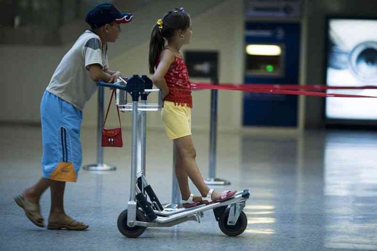 Terbang dengan anak anak memerlukan perhatian tambahan mulai dari bandara (foto: Wikimedia Commons)