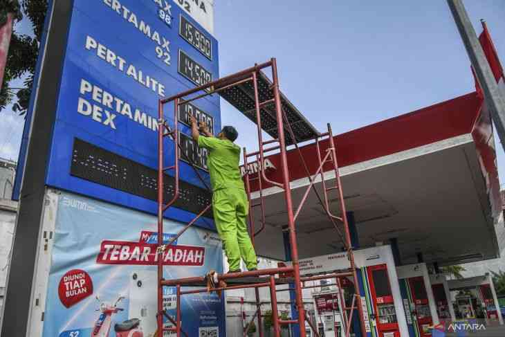 Petugas mengganti papan harga SPBU jelang kenaikan harga Bahan Bakar Minyak (BBM) di Jakarta, Sabtu (3/9/2022). (ANTARA FOTO/GALIH PRADIPTA) 