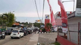 Antrian kendaraan di SPBU Oebufu Kota Kupang akibat langkanya BBM. Dok Pos-Kupang.com/Kanis Jehola