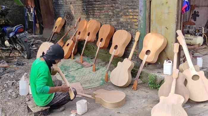 Kampung gitar di Sukoharjo (jateng.tribunnews.com)
