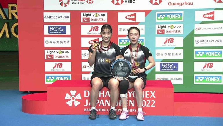 Podium kemenangan untuk Jeong Na Eun/Kim Hye Jeong di Daihatsu Yonex Japan Open 2022 (sumber foto : bhulukuduk_TV)