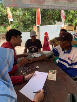 Mahasiswa UMM dalam kegiatan PMM Bhaktimu Negeri melaksanakan pemeriksaan kesehatan berupa cek tekanan darah (04/09/2022) 