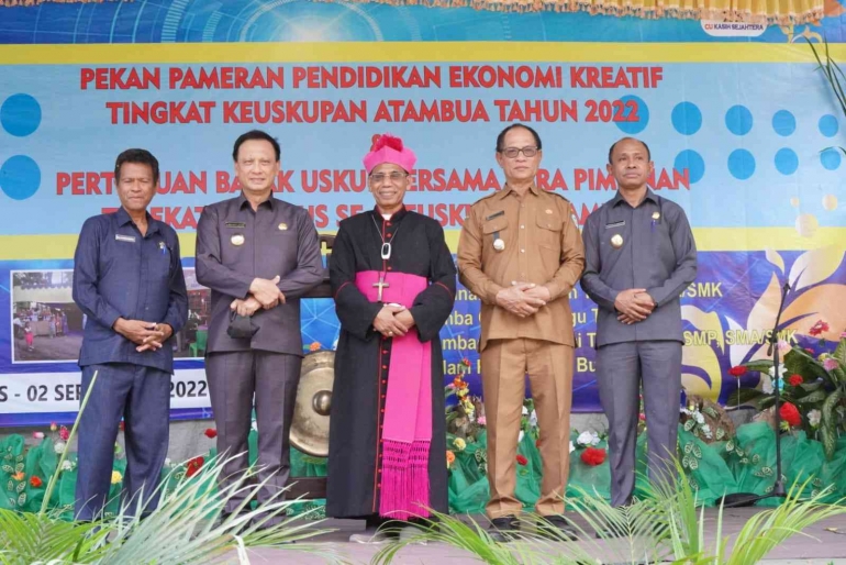 Foto bersama Uskup Atambua, Mgr. Dominikus Saku bersama Bupati Belu, Bupati TTU, Wakil Bupati Belu dan Assisten III Bupati Malaka (sumber: Komsos KA)