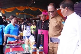 Uskup Atambua, Bupati TTU dan Istri Wakil Bupati TTU pada salah satu stand pameran (foto: Komsos KA)