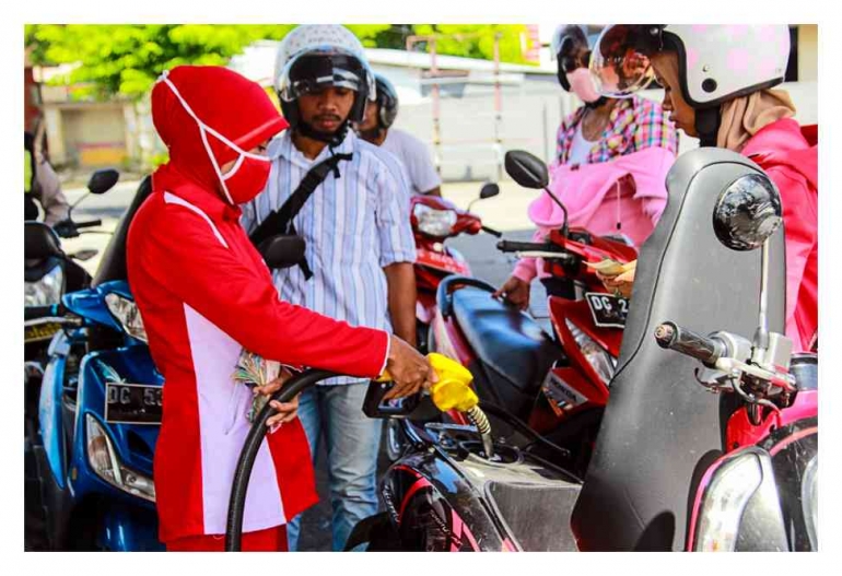 Antrian kendaraan bermotor mengisi BBM pada salah satu SPBU di kota Ternate/Dokumentasi pribadi