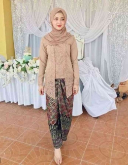 Seorang model memakai kebaya modern berhijab (popmama.com)