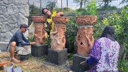 Tim Pelaksana Program Desa Mitra LPPM UM melakukan pemajangan bersama mahasiswa Seni Rupa UM di Rest Area Desa Wisata Petungsewu Dau Malang. (Dokpri)