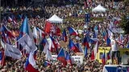  Polisi mengatakan sekitar 70.000 orang Ceko berkumpul di Praha pada hari Sabtu. | EPA-EFE/MARTIN DIVISEK