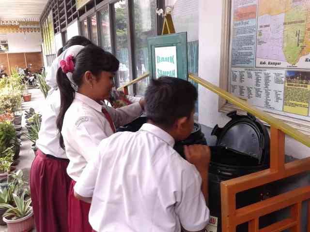 Pentingnya Bank Sampah Sekolah untuk mengajarkan siswa mengelola sampah sejak dini (Foto: Akbar Pitopang)