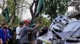 Aksi demo penolakan kenaikan harga BBM yang dilakukan para mahasiswa di jalanan (pikiran-rakyat.com)