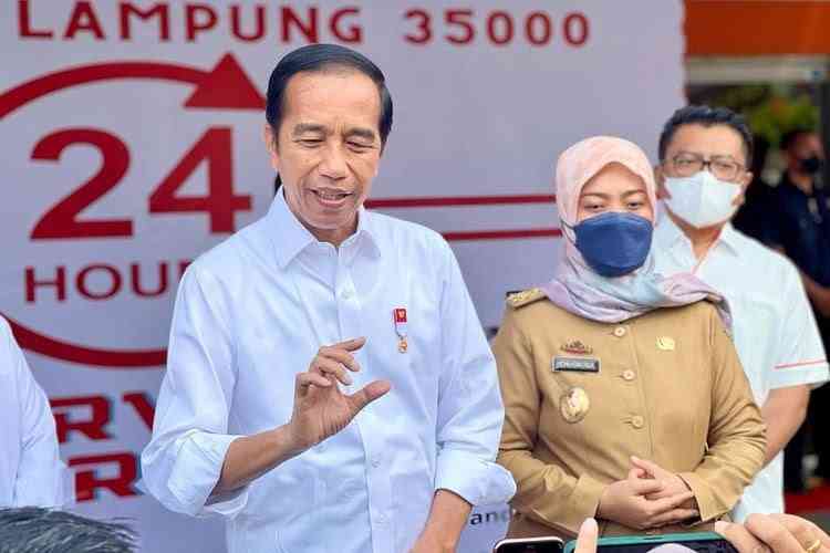 Presiden Jokowi tampak sedang memberikan penjelasan didepan masyarakat (kompas.com)
