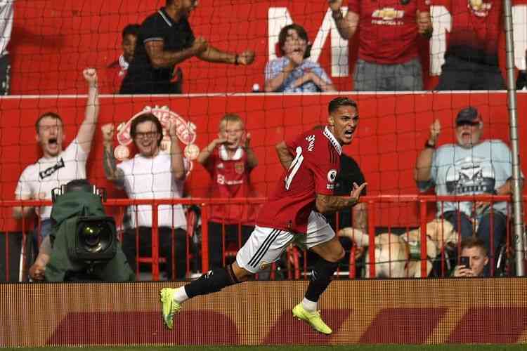 Pemain anyar Manchester United, Antony, langsung mencetak gol di laga debutnya melawan Arsenal tadi malam/Kompas.com