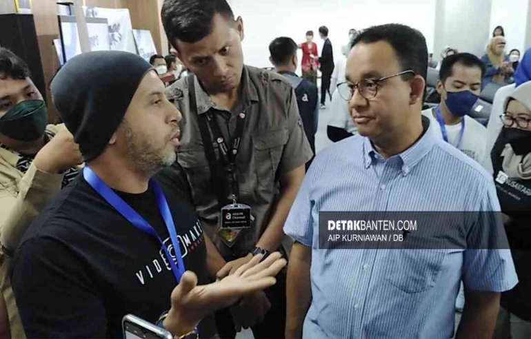 Founder Vidio Maker Indonesia, Fahri Fabian (Kiri), Gubernur DKI Jakarta, Anies Baswedan (Kanan) saat peresmian pameran foto It's Creator's Day di TIM. Minggu (4/9/2022).  (Foto: Aip/DB)