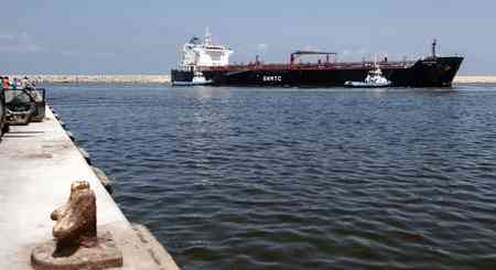 Tanker yang disewa Vitol tiba di  Benghazi  tahun 2011 membeli Minyak dari pemberontak Libya © Gianluigi Guercia / Foto AFP 