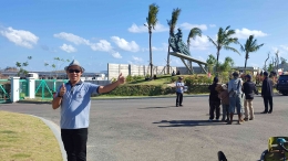 di belakang adalah patung Presiden Jokowi bermotor (foto:edipetebang)