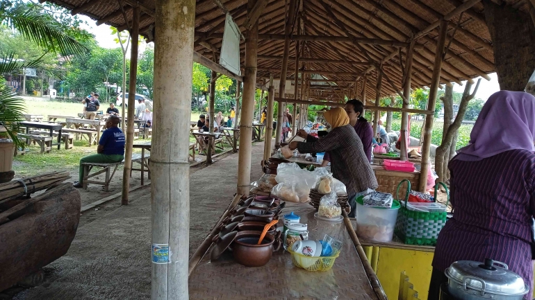 Lapak-lapak penjual makanan tradisional di sarlondo dengan Ibu-ibu berkebaya(dokpri by IYeeS) 