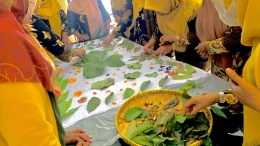 Proses pembuatan batik ecoprint (foto:sumber pribadi)