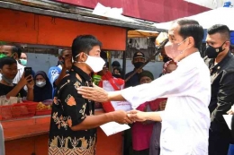 Momen Presiden Joko Widodo saat membagikan bansos kepada pelaku UMKM. (foto: Sekneg)/ 