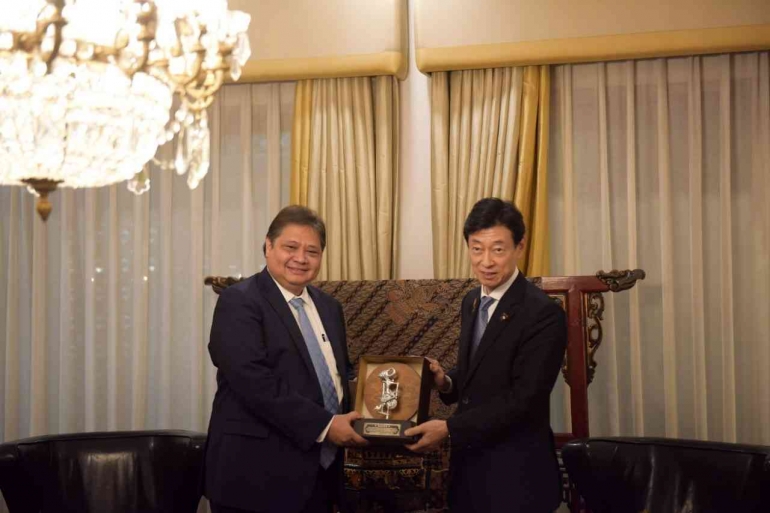 Menko Perekonomian Airlangga Hartarto (kanan) bersama Menteri  Nishimura Yasutoshi. (foto: Kemenko Perekonomian).