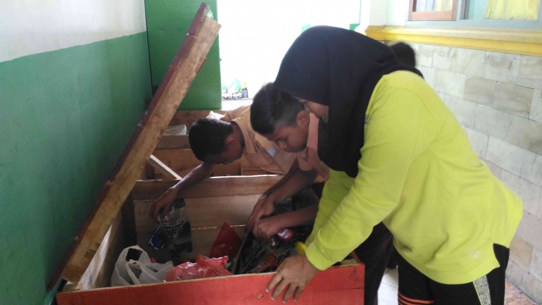 Guru dan siswa sama-sama peduli pengelolaan sampah (Foto: Akbar Fauzan)