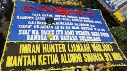 Rumah Ferdy di Jalan Saguling, Duren Tiga, Jakarta Selatan dihiasi dengan karangan bunga tulisan Siri Na Pacce. Sumber: Tempo 