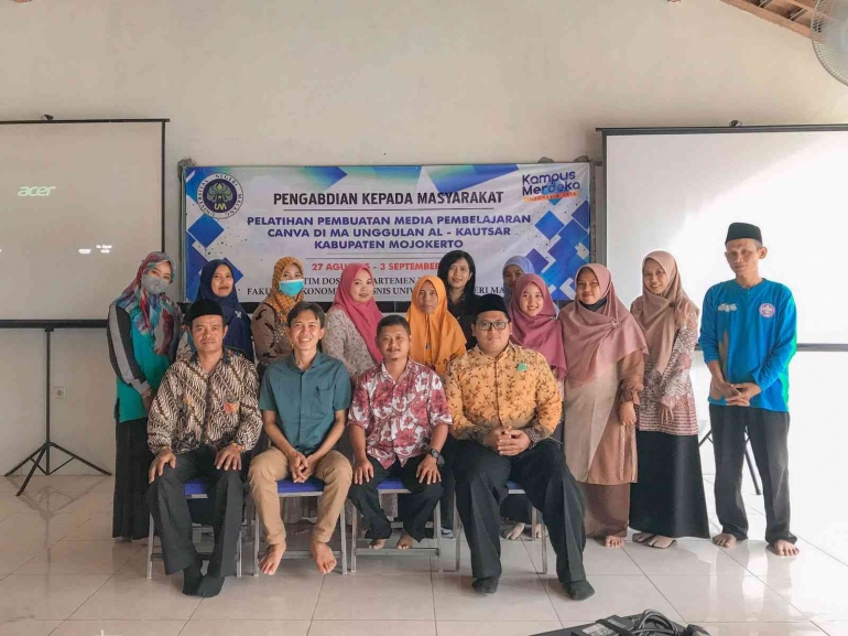 Tim pengabdian masyakarat bersama guru MA unggulan Al-Kautsar Kabupaten Mojokerto pada pelatihan media pembelajaran canva sabtu (27/08/22) Dokpri