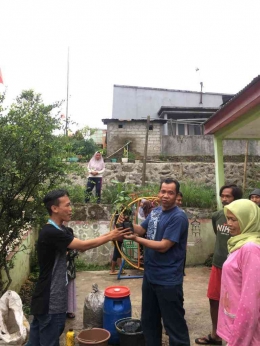 Penyaerahan Bibit Kopi Robusta Kepada Warga Dusun Bandingan Desa Kalibombong Sebagai Simbolis Untuk penanaman 100 Bibit Kopi Robusta (dokpri)
