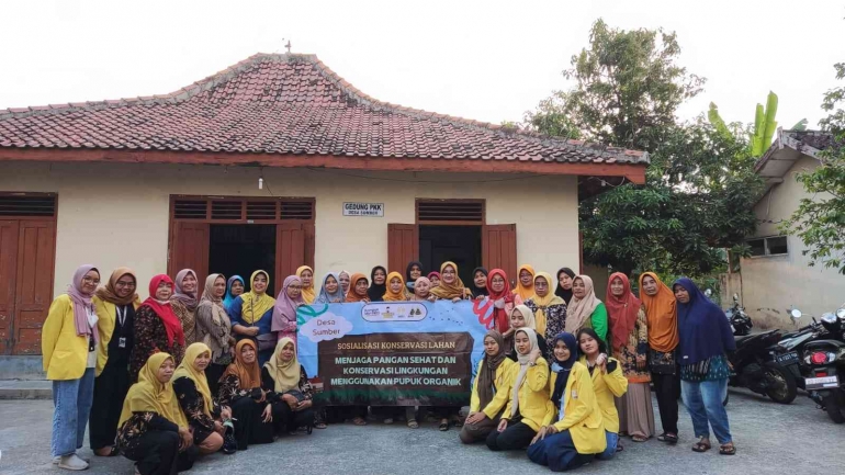 Foto bersama ibu-ibu PKK Desa Sumber