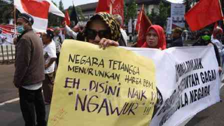 Massa Aksi Penyelamatan Indonesia plus emak-emak menggelar demo BBM naik di Bandung, 5 Sep 2022. menolak kenaikan harga BBM. TEMPO/Prima mulia