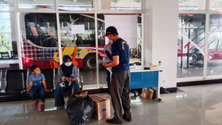 Penukaran Sampah Botol Plastik di Terminal Joyoboyo. - Dokumen Pribadi