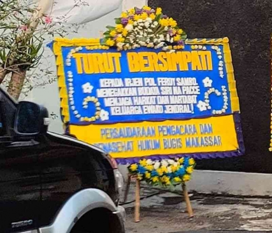 Rumah Ferdy di Jalan Saguling, Duren Tiga, Jakarta Selatan dihiasi dengan karangan bunga tulisan Siri Na Pacce. Sumber: OkeZone-Nasional 