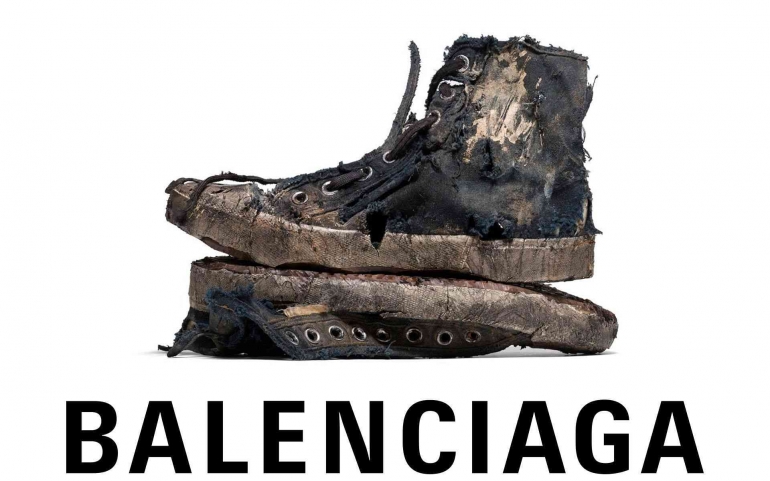 Sepatu brutal Balenciaga yang dijual seharga $1850 (Rp.27,5 juta). | Sumber Balenciaga via Sportskeeda.com