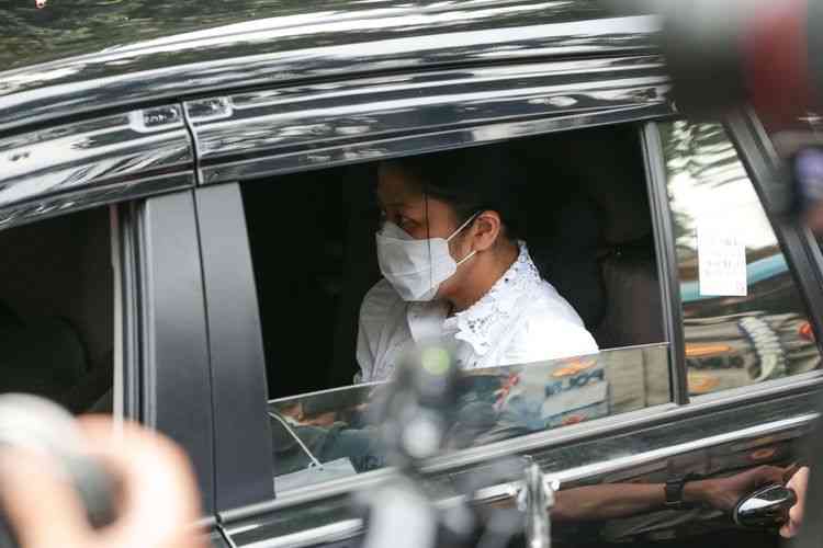 Ada banyak spekulasi dan tuduhan bahwa Putri Candrawathi di istimewakan karena tidak ditahan. (Sumber gambar: KOMPAS.com/KRISTIANTO PURNOMO)