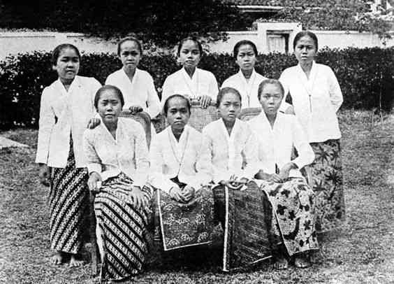 Potret wanita zaman dahulu mengenakan kebaya Kartini (susindra.com)