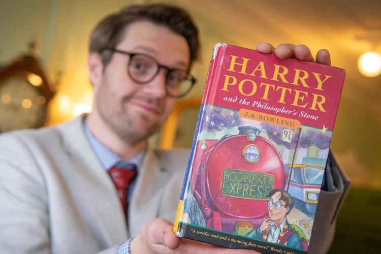 Edisi pertama Harry Potter and the Philosopher's Stone(Hanson VIA EDITION.CNN.com via kompas.com)
