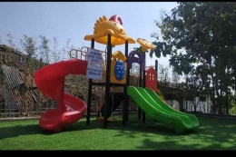 Tersedia tempat bermain untuk tuk anak di pojok masjid (dokpri by IYeeS) 