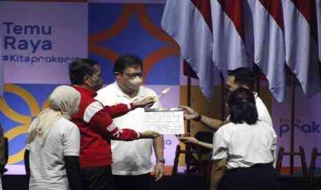 Presiden Jokowi dan Airlangga Hartanto saat Temu Raya Alumni program Kartu Prakerja di Sentu, Juni 2022 (Foto: Biro Pers Istana)