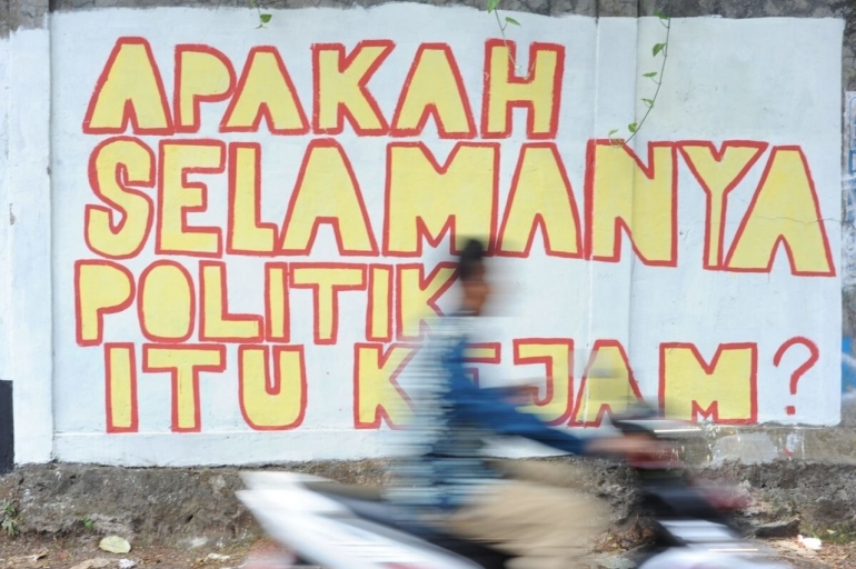 ilustrasi mural tentang politik di Indonesia. (Foto: KOMPAS/ HENDRA A SETYAWAN)