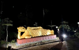 Gambar salayay dipankara saat menghormat kepada rupang Sleeping Buddha (dokpri)