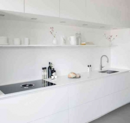 Dapur dengan warna putih polos, Foto : theartofliving.nl 