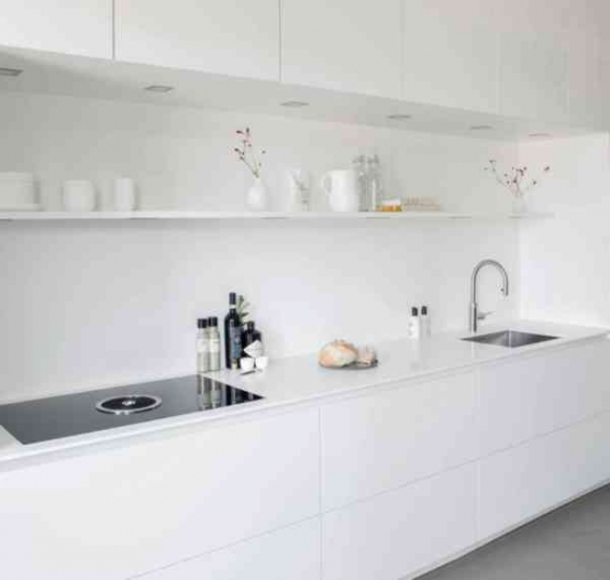 Dapur dengan warna putih polos, Foto : theartofliving.nl 