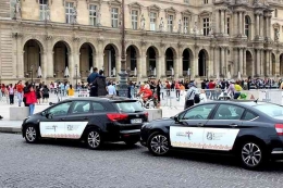 Taxi di Paris dengan logo 