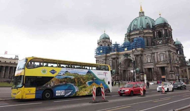 Bus dengan branding 