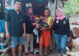 Supaat menerima paket sembako dari relawan (Foto: Bamset)