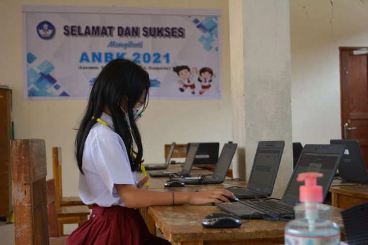 Siswi kelas 5-C SD Negeri 001 Mamasa, Kabupaten Mamasa, Sulawesi Barat mengikuti Asesmen Nasional jenjang SD.| Dok. Kemendikbud via Kompas.com