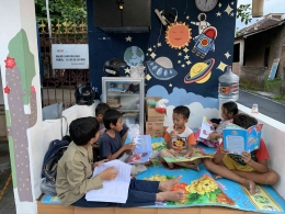 Anak-anak Kelurahan Banyuanyar sedang membaca buku di taman baca  (dokpri)