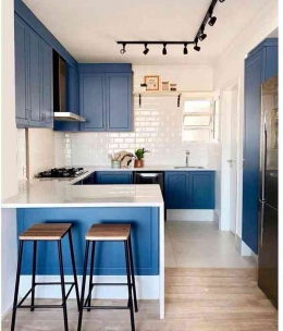Desain dapur biru dengan lampu sorot, Foto: @shabbychic_interior 