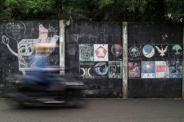 Lambang partai politik peserta pemilu 2019 masih tergambar di sebuah tembok di kawasan Gandaria Selatan, Jakarta, Rabu (24/8/2022). (Foto: KOMPAS/HENDRA A SETYAWAN)