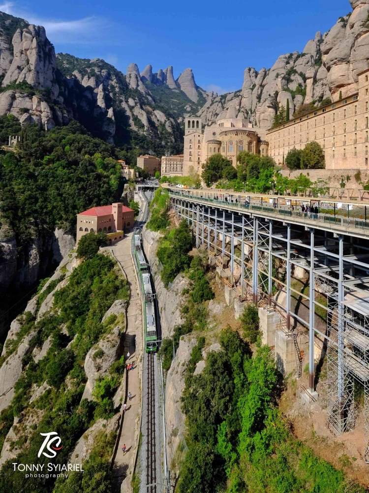 Kereta funicular yang sedang merayap naik. Sumber: dokumentasi pribadi