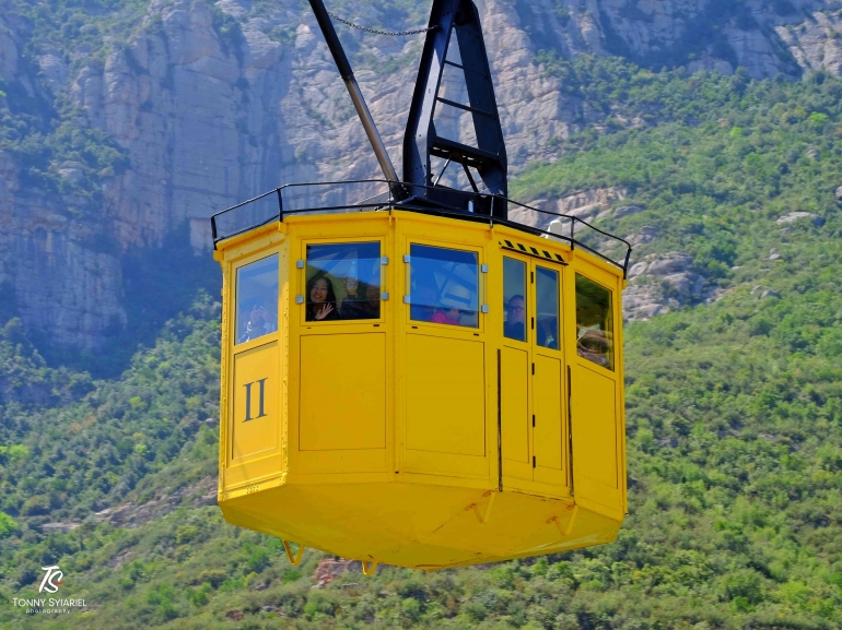 Kereta gantung ke Biara Montserrat di puncak gunung. Sumber: dokumentasi pribadi